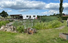 Utsikt över naturpoolen på Kingelstad Hälsocenter